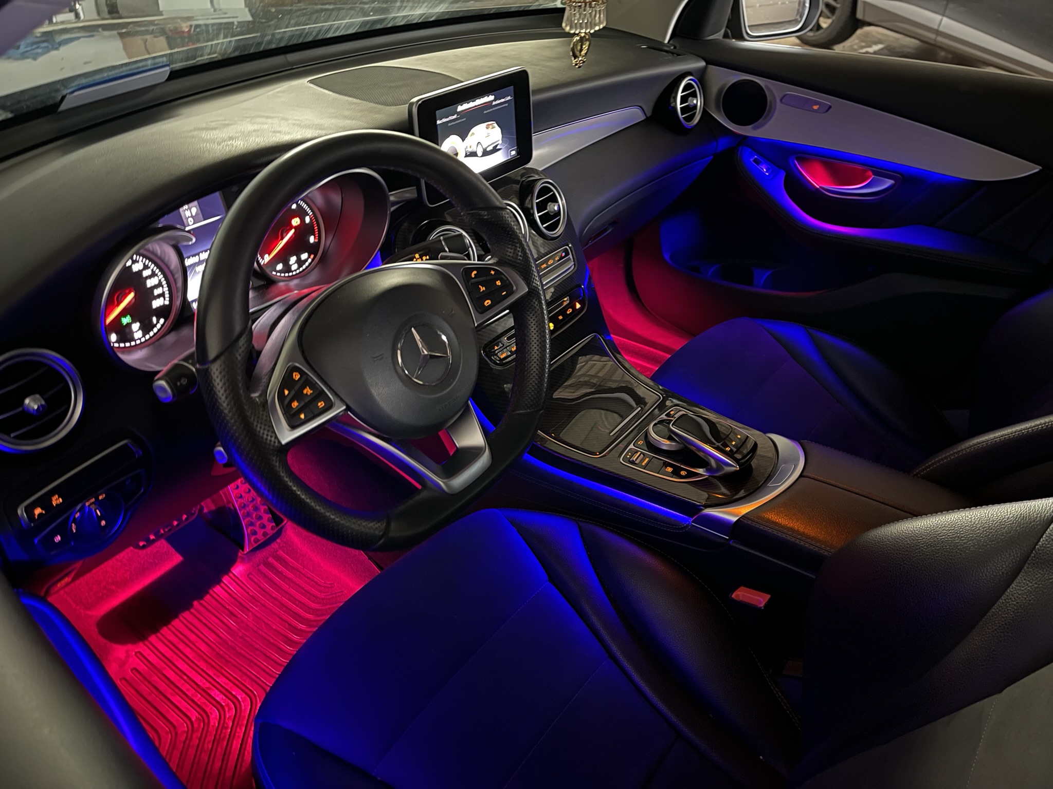 Mercedes C-Klasse mit blauer und roter Ambientebeleuchtung von DAP Customs